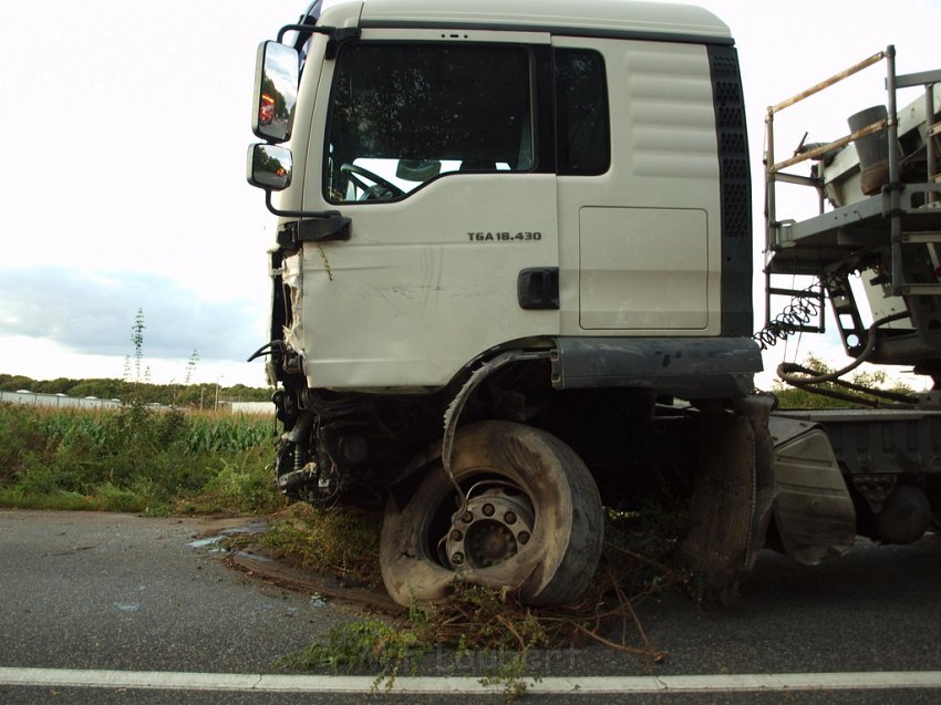 Schwerer VU Koeln Immendorf Kerkraderstr P480.JPG